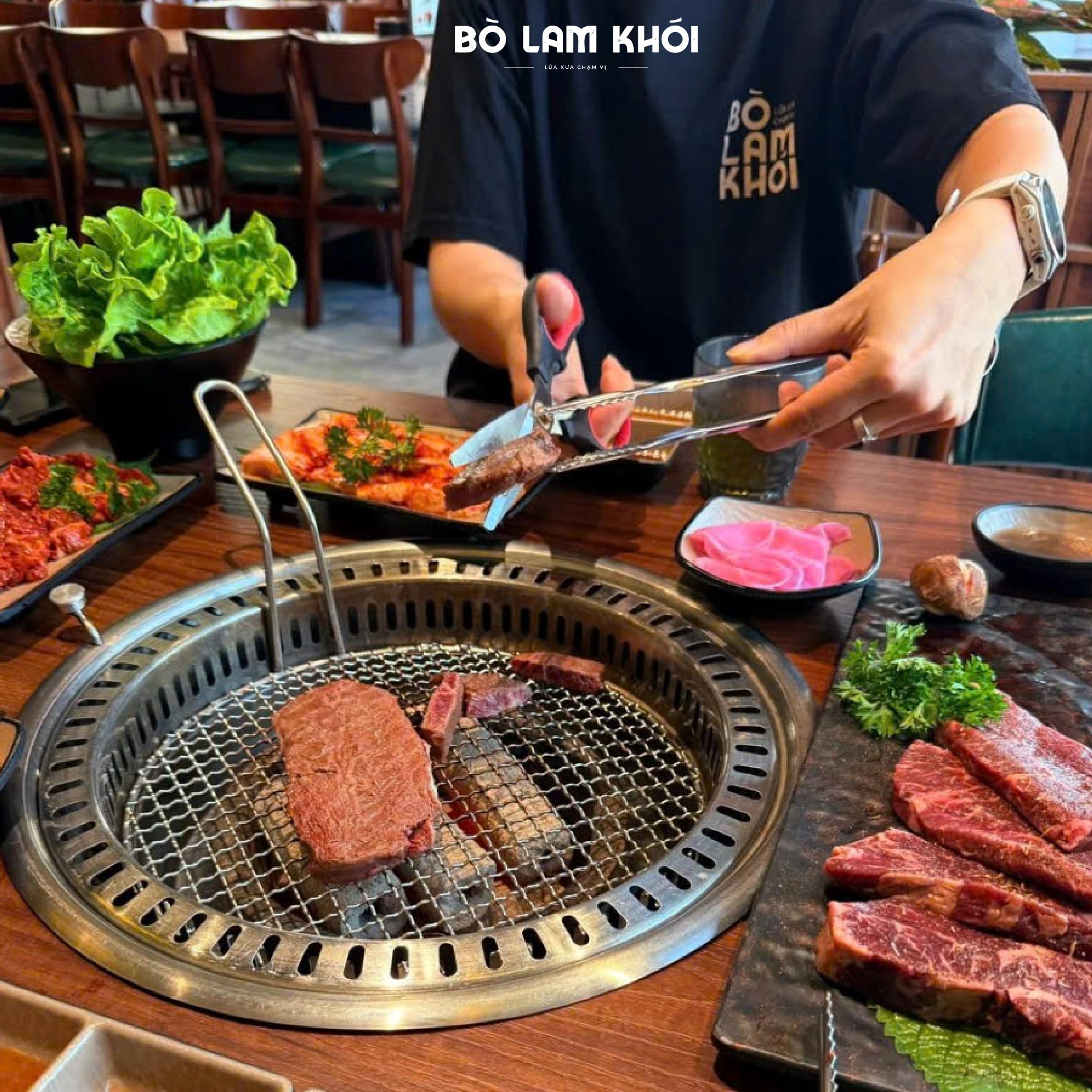 Than hoa đỏ rực trên bếp âm bàn