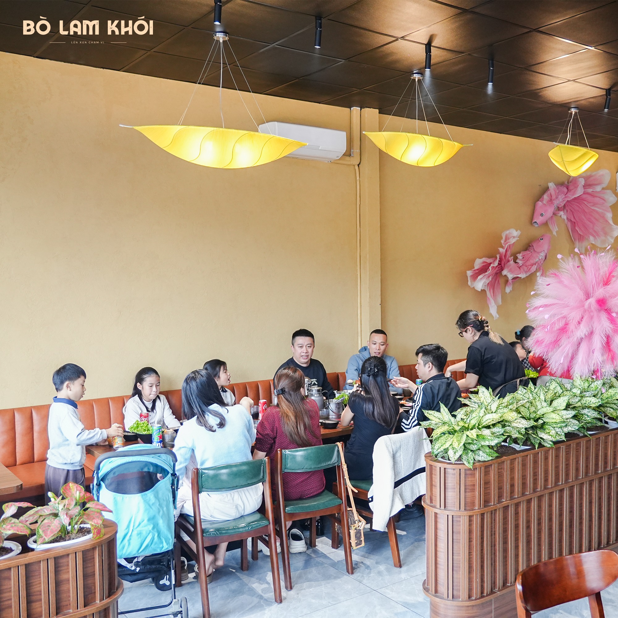 Nhóm bạn vui vẻ