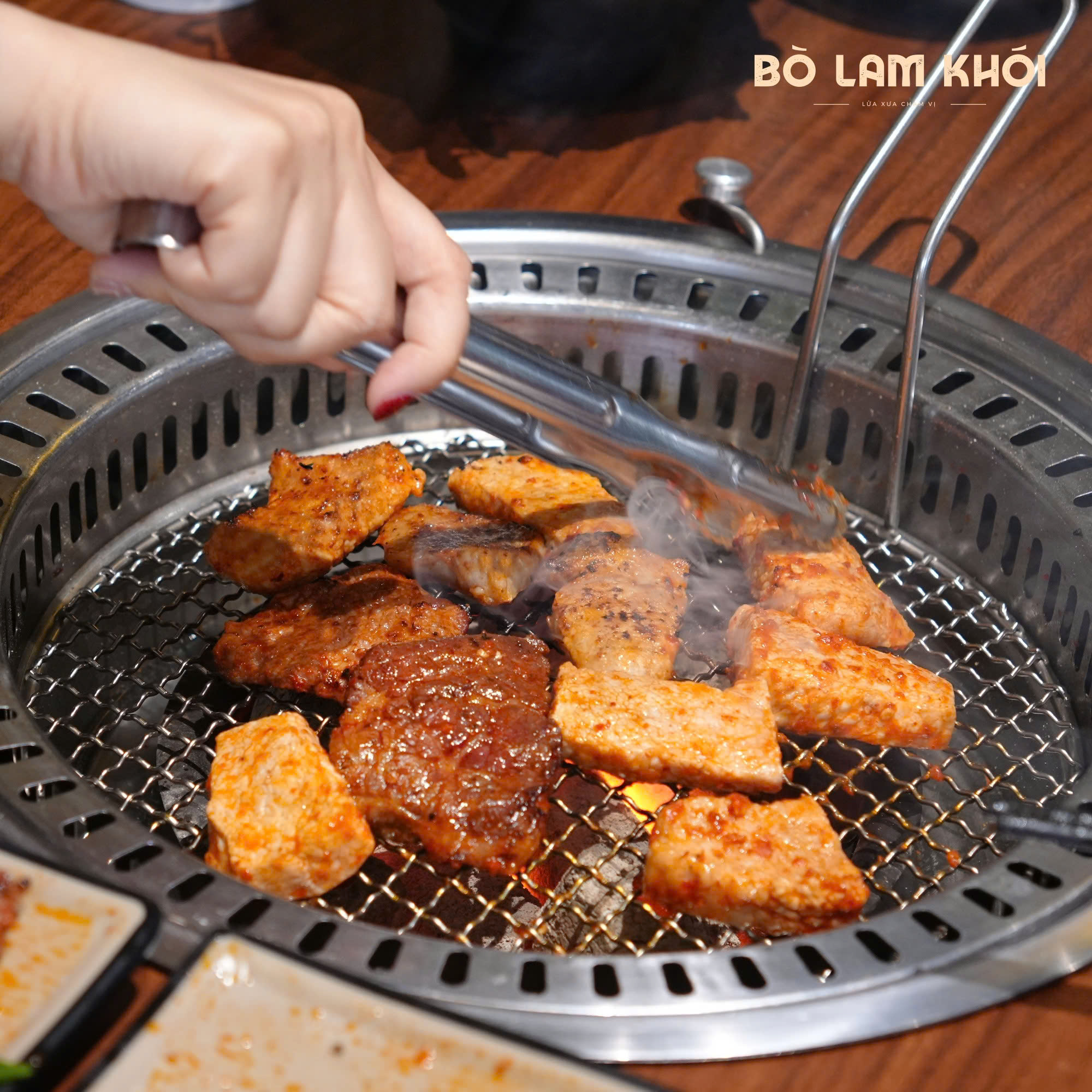 Than hoa đỏ rực